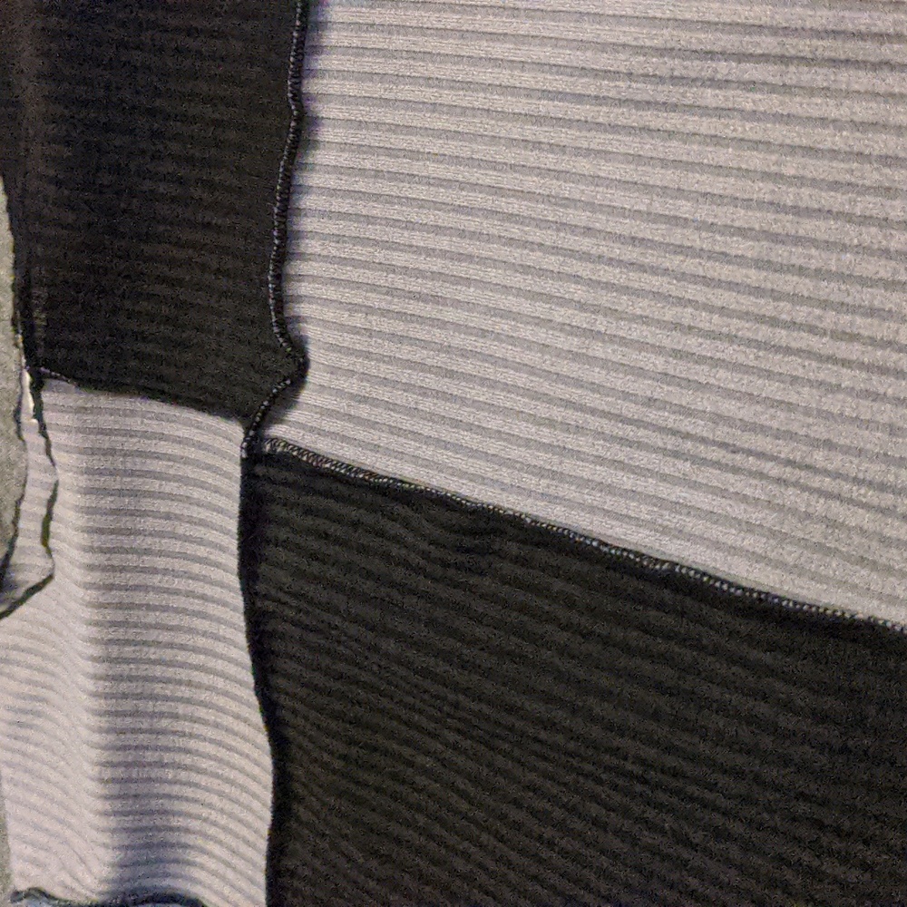 Back & Grey Ribbed Color Block Crop Top - Picture 3 of 4